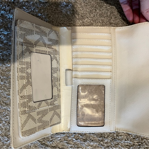 Michael Kors large wallet - Picture 2 of 3